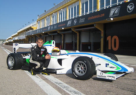 Marco Sørensen foran Formel 2 raceren.